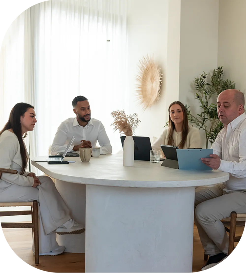 Omnia team aan de vergadertafel op kantoor