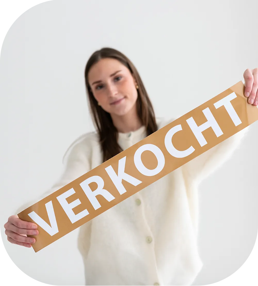 Medewerker van Omnia met een verkocht-bord