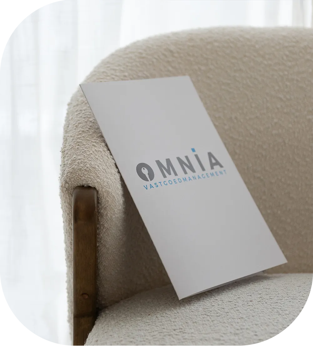 Omnia Vastgoedmanagement brochure op een fauteuil